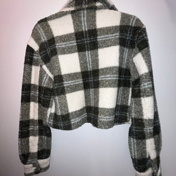 Abercrombie & Fitch Cropped Sherpa Shirt Jacket - Olive Plaid - Picture 8 of 8